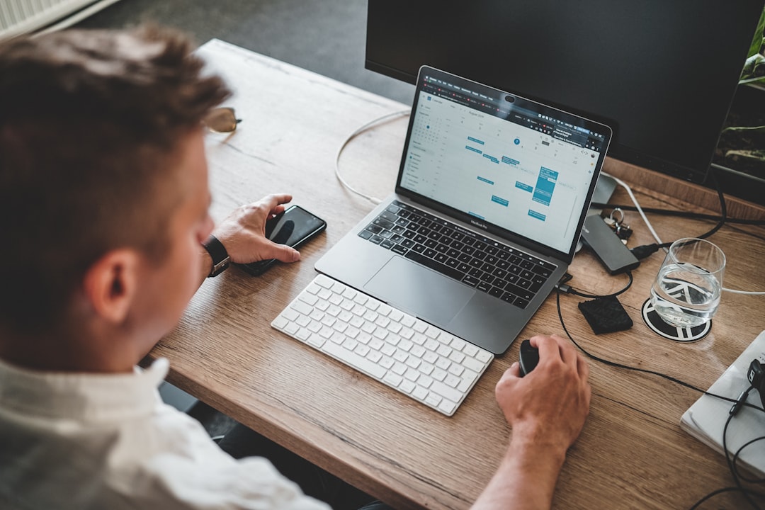 未経験からのエンジニア転職を目指す人が机に向かいコードを書いている様子